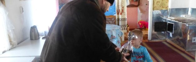 Иерей Алексий Середа посетил малоимущие семьи